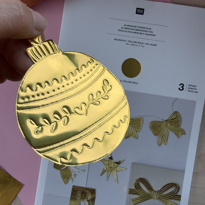 Geprägte Christbaumkugel aus Prägefolie Gelbgold
