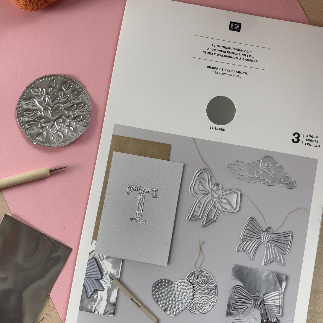 Prägefolie Silber von Rico Design mit geprägten Motiven