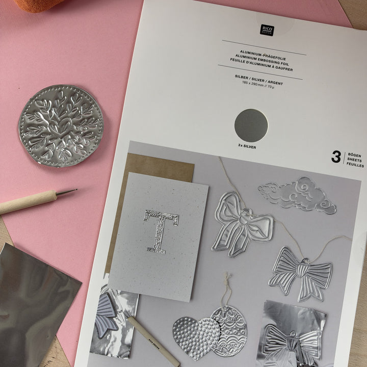 Prägefolie Silber von Rico Design mit geprägten Motiven